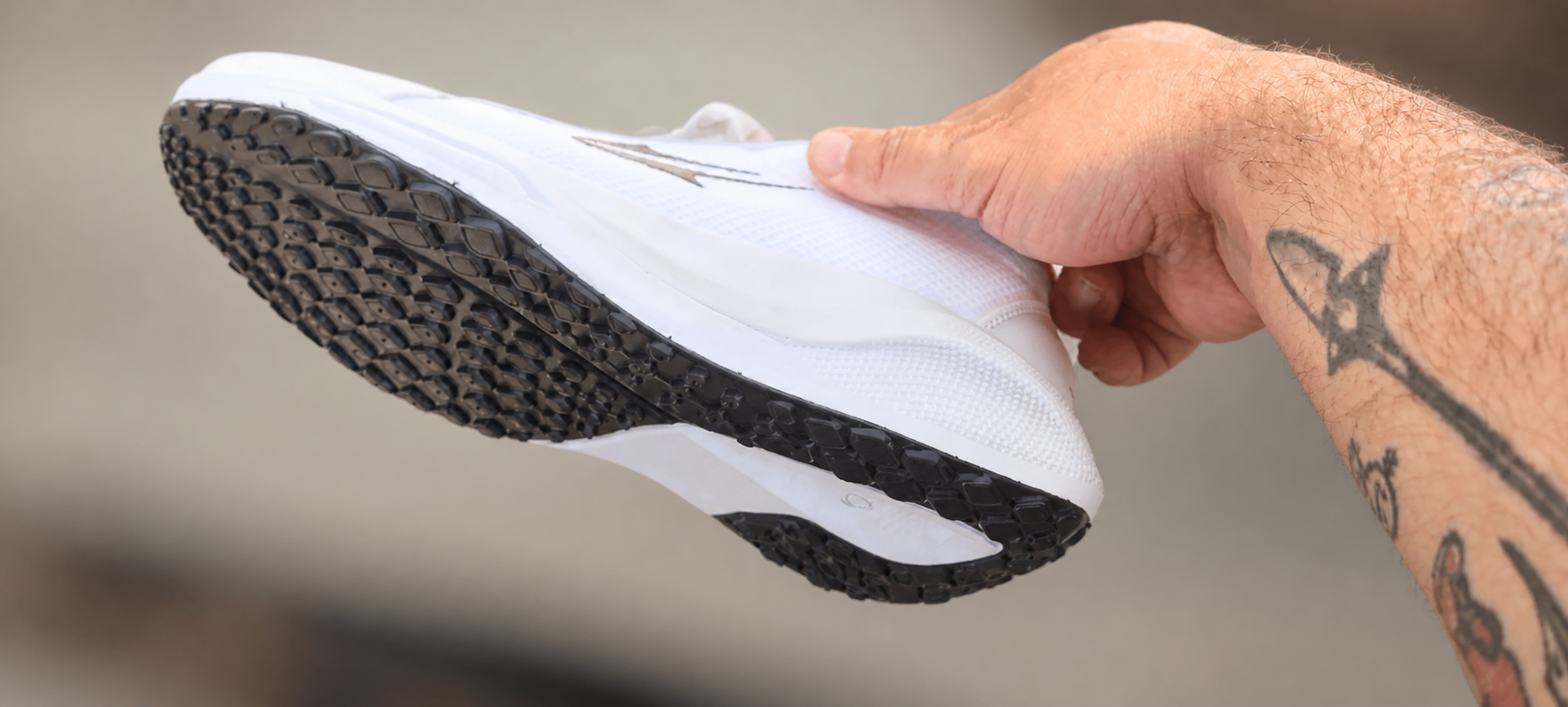Detalle de la suela antideslizante de una zapatilla blanca