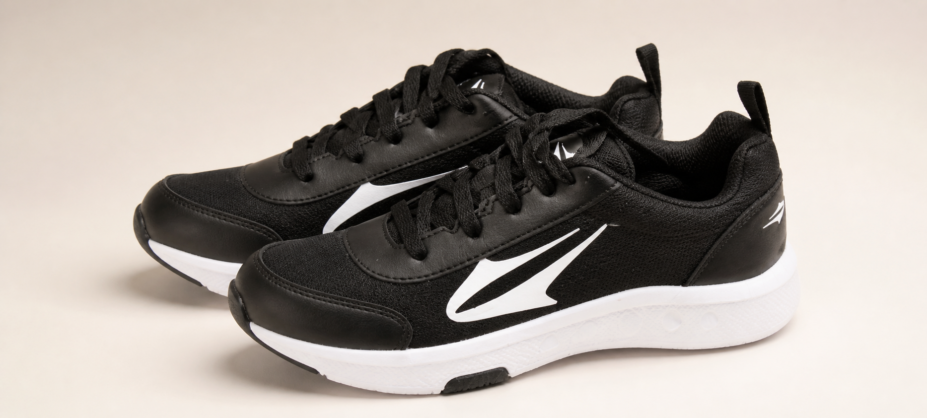 Zapatillas deportivas negras disponibles en Zapatillas Benicio
